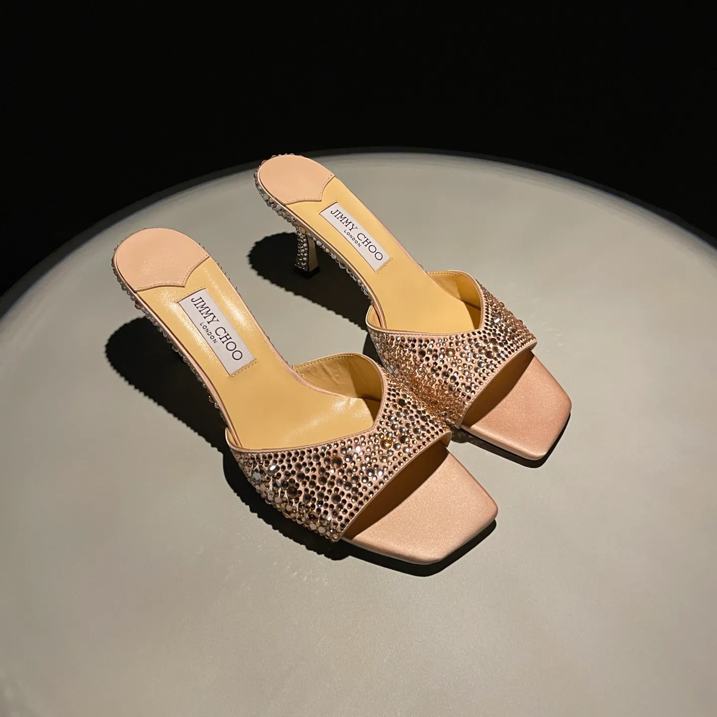 👟👟Ex-factory price 640👟👟 JIMMY CHOO A pair of high heels that can conquer all men👠Easy to wear and versatile, a must-have item for the annual meeting🥂Bilng Bilng is so beautiful that no one can breathe. Material: silk hot diamond gradient champagne color🍸Sheepskin lining Italian leather outsole 2 colors for sale: champagne white Size: 34-40 (41 42 43 (Customized)) Height 7cm, packed at the same time at the counter!